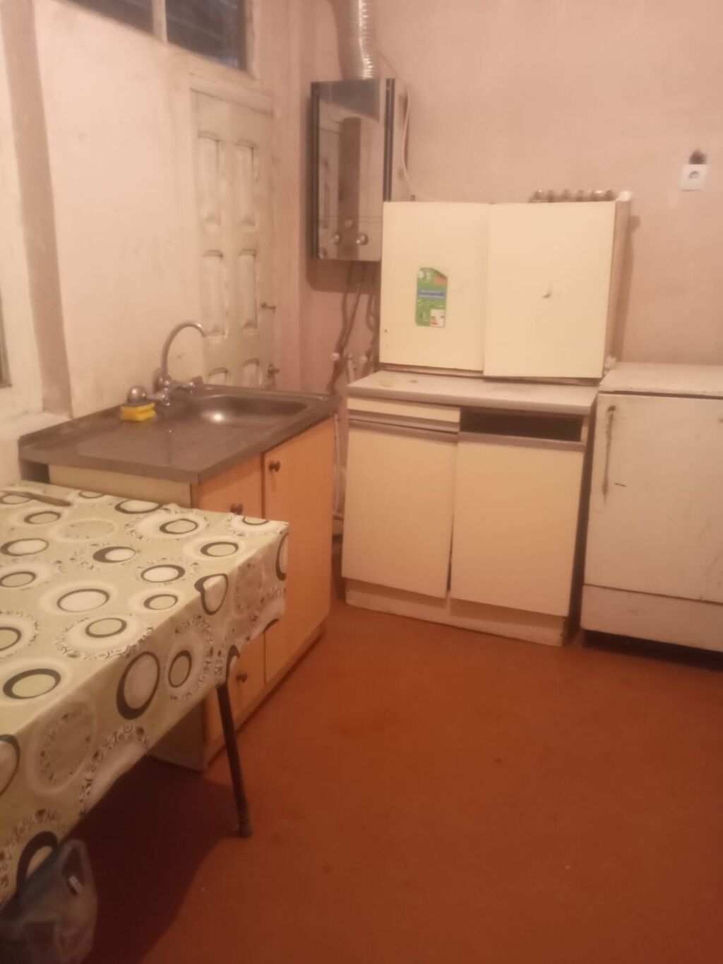 Kirayə verilir: mebellı bir otaqlı geniş ev Xüsusiyyətlər: - Geniş