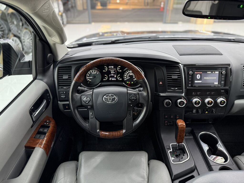 Toyota Sequoia Platinum 2019, 5.7 л, 99 тыс. миль — фото 2