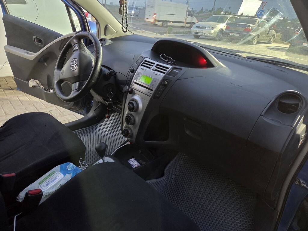 Toyota Vitz: 2006 г., 1.3 л, Робот, Бензин, Хэтчбэк: фото 6