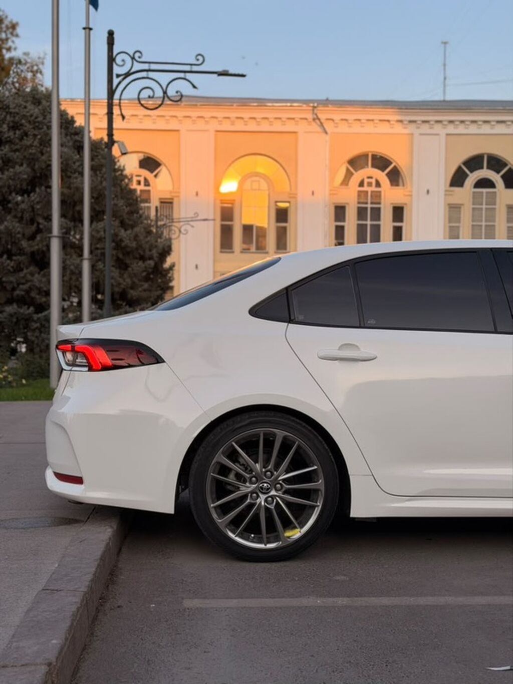 Toyota Corolla: 2022 г., 1.8 л, Автомат, Гибрид, Седан: фото 7