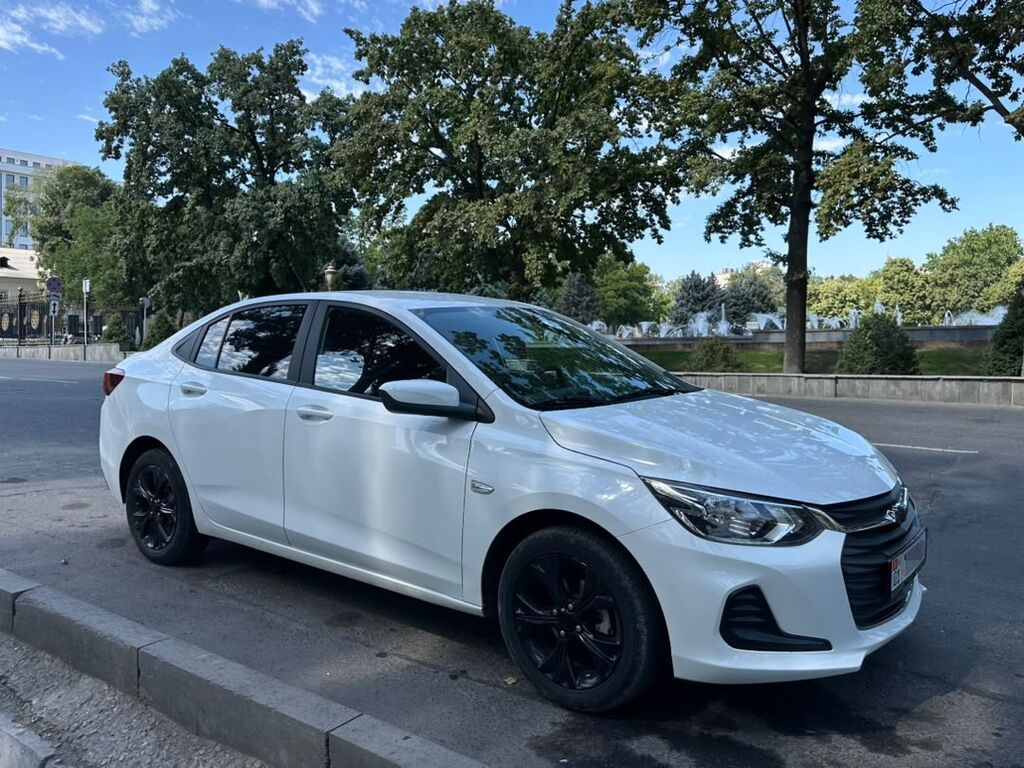 Chevrolet Onix: 2020 г., 1.3 л, Автомат, Бензин, Седан: фото 1