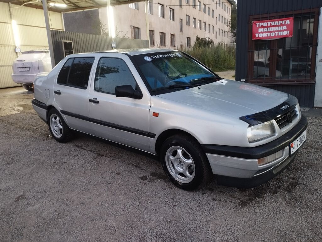 Volkswagen Vento: 1992 г., 1.8 л, Механика, Седан: фото 6