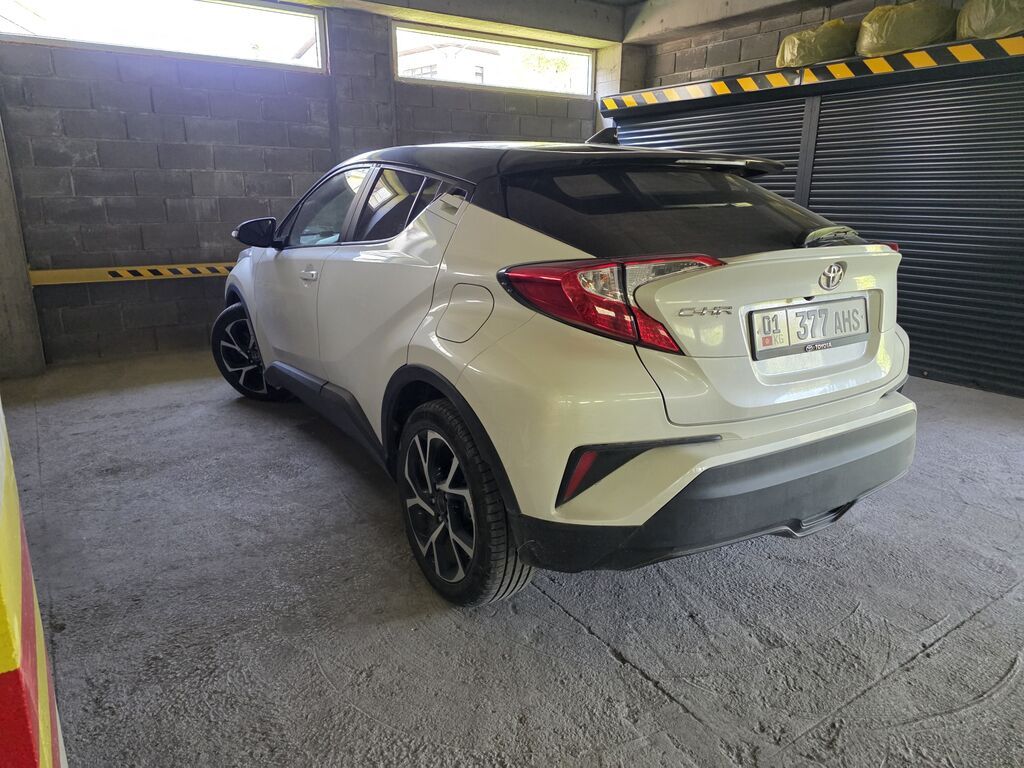 Toyota C-HR: 2018 г., 2 л, Автомат, Бензин, Кроссовер: фото 2