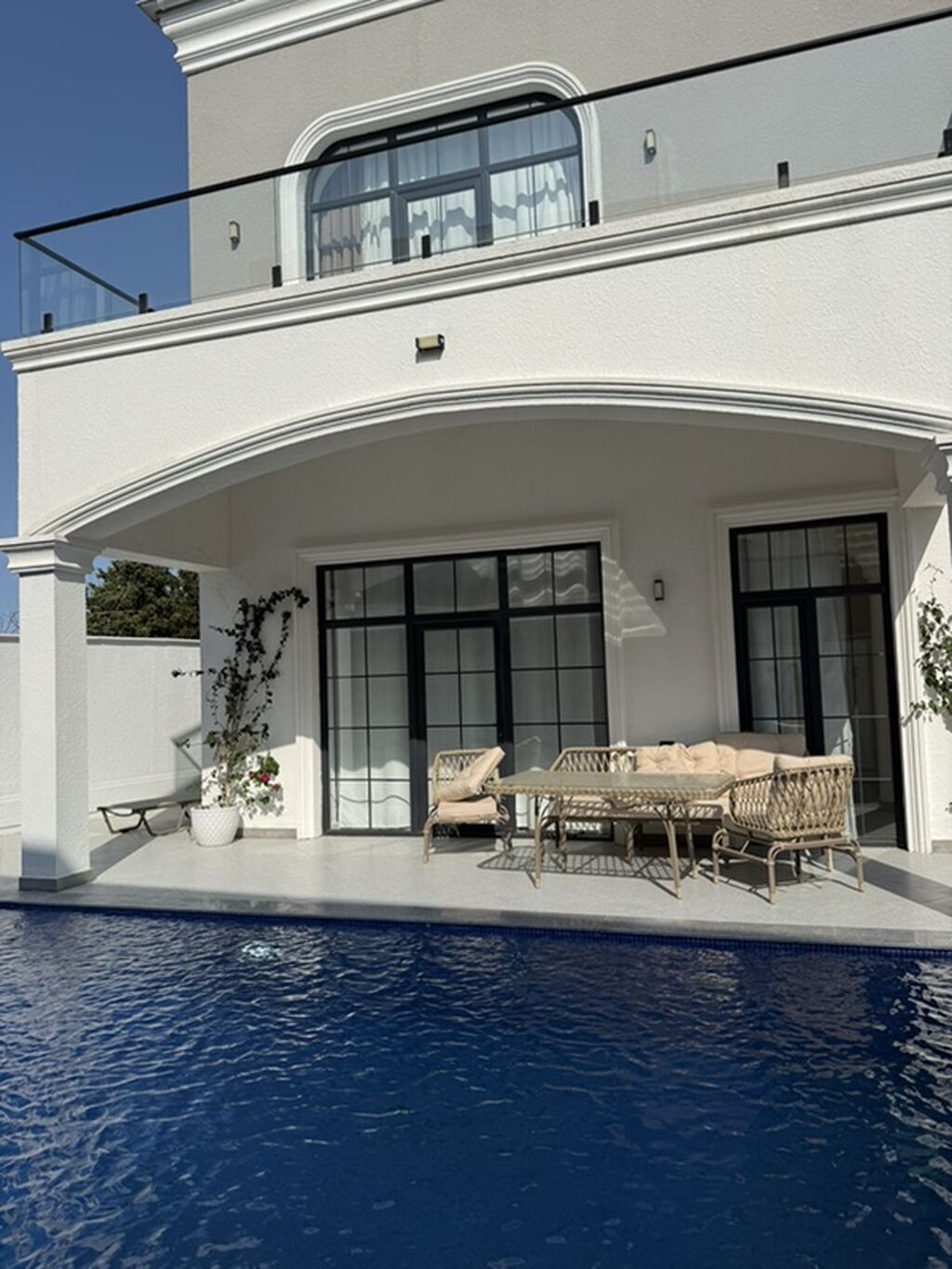 5 otaqlı, 216 kv. m, Yeni təmirli