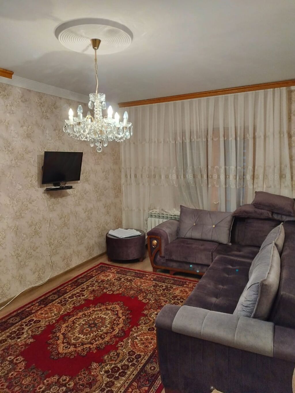 1 otaqlı mənzil – komfortlu planlama və mebellə - Geniş qonaq otağı