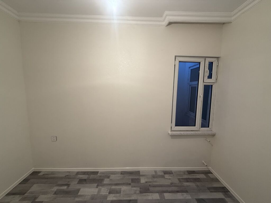 Ev təcili satılır 20-ci sahə bayıl ərazisində yerləşir 2-yata 1-qonaq