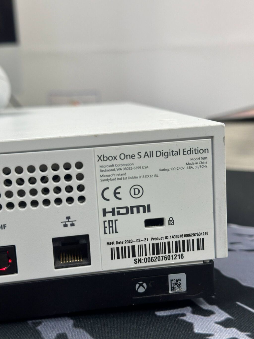 Xbox One S 1TB (белая) — консоль + геймпад Продаю Xbox One S на 1TB: фото 2