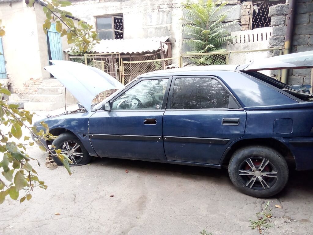 Mazda 323F, хэтчбек 5 дв., темно‑синий цвет, на разбор. - Кузов: 323F: фото 6