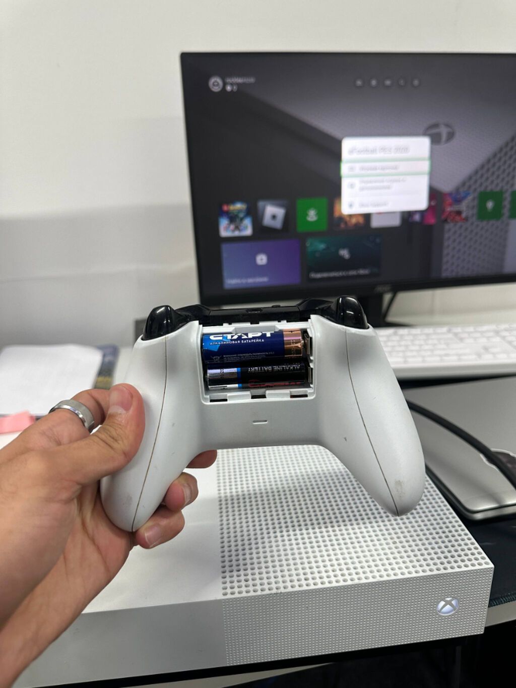Xbox One S 1TB (белая) — консоль + геймпад Продаю Xbox One S на 1TB: фото 4