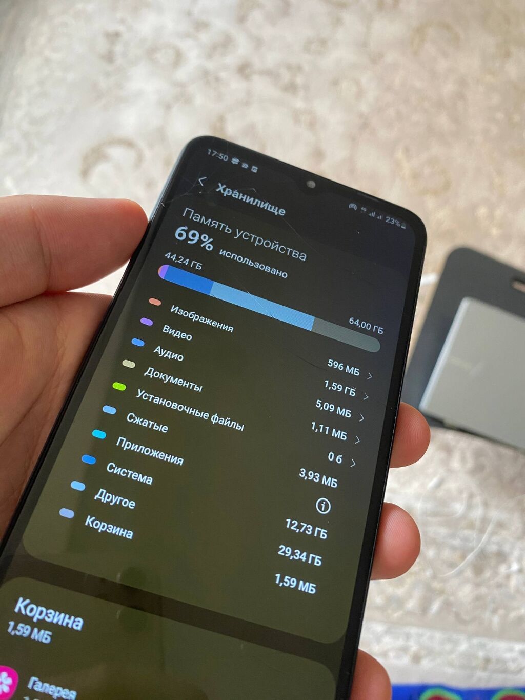 Samsung Galaxy A12, с коробкой. есть трещины, на работу не влияет: фото 2
