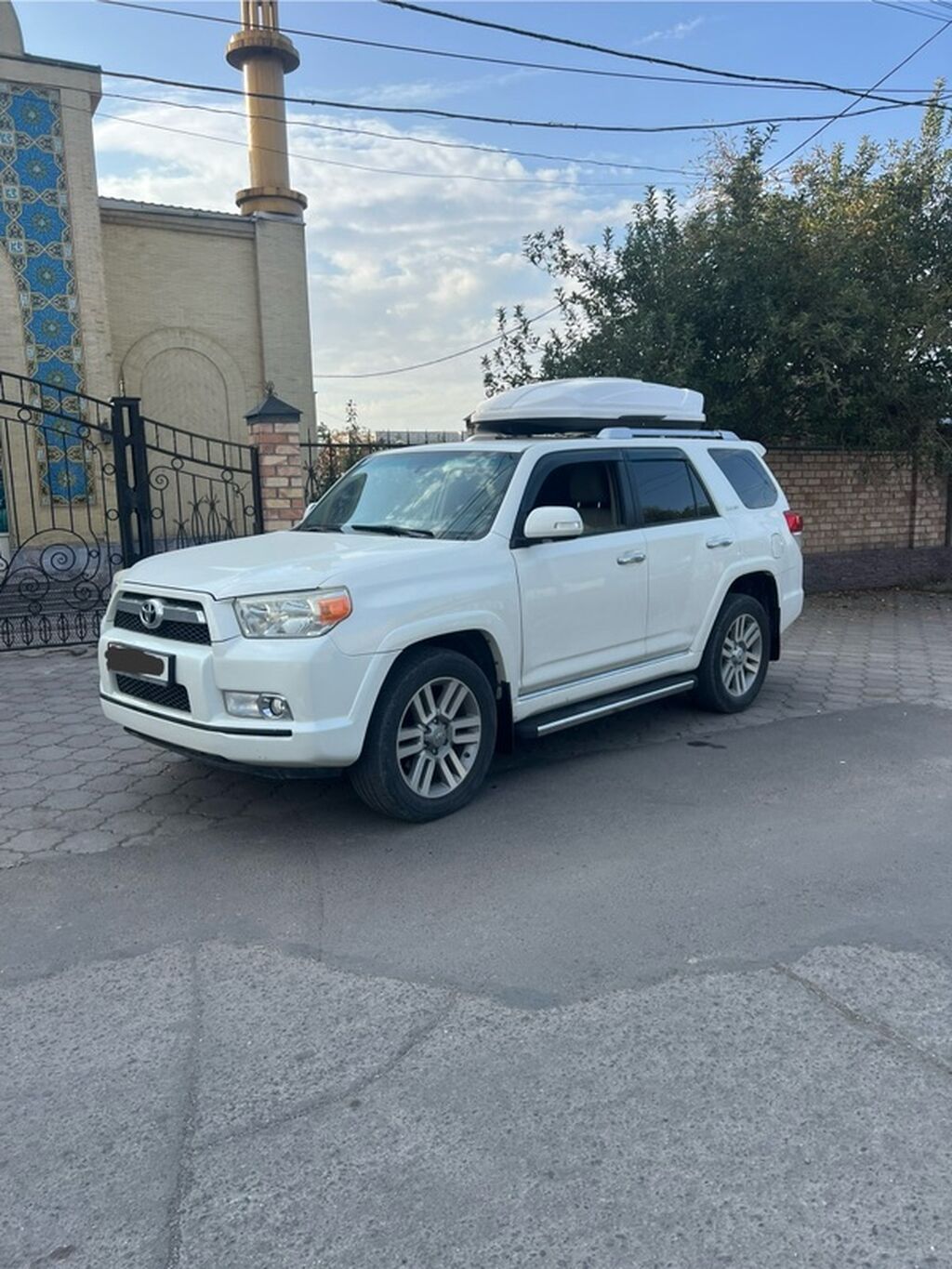 Toyota 4Runner: 2010 г., 4 л, Автомат, Бензин, Внедорожник: фото 1