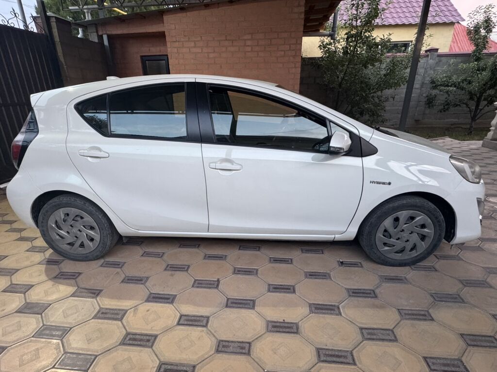 Toyota Prius C: 2016 г., 1.5 л, Автомат, Гибрид, Хэтчбэк: фото 2