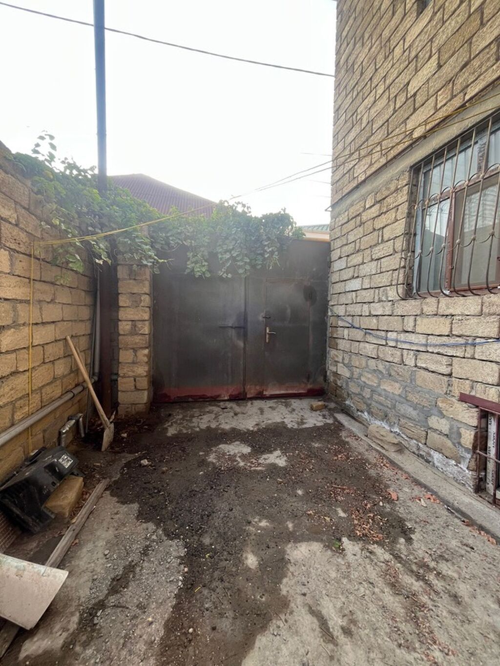 2 mərtəbəli daş tikili həyət evi - Tikinti materialı: qalın çay/şəhər