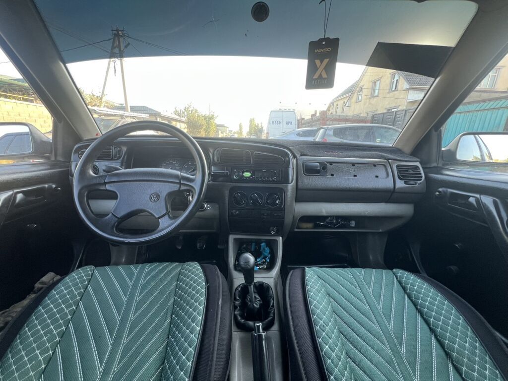 Volkswagen Vento: 1993 г., 1.8 л, Механика, Бензин, Седан: фото 6