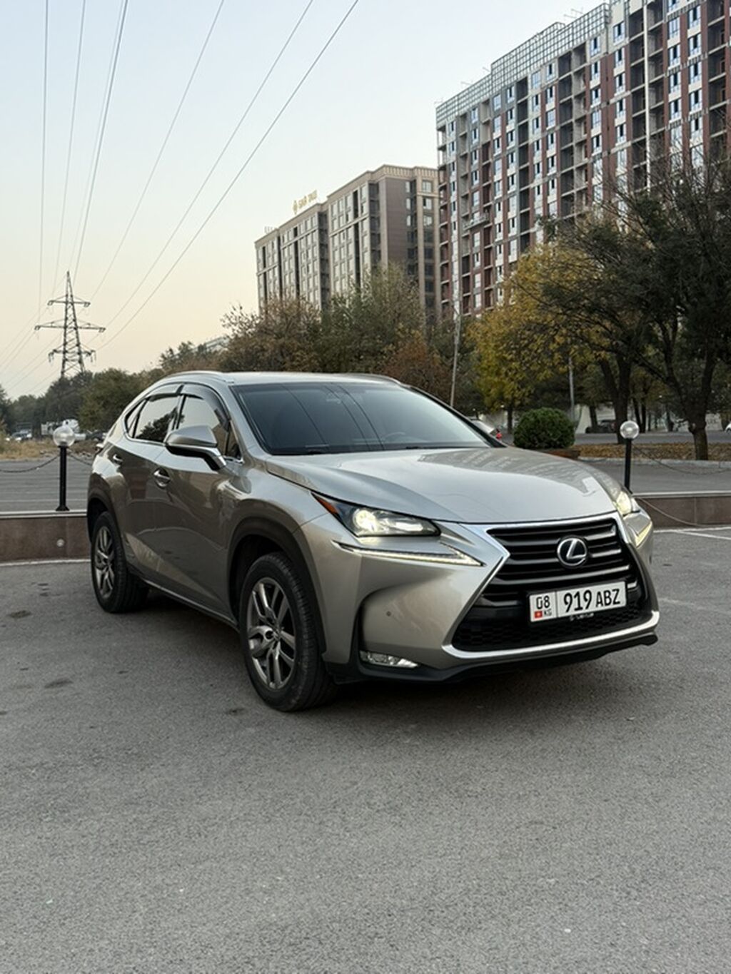 Lexus NX: 2017 г., 2.5 л, Автомат, Гибрид, Кроссовер: фото 2