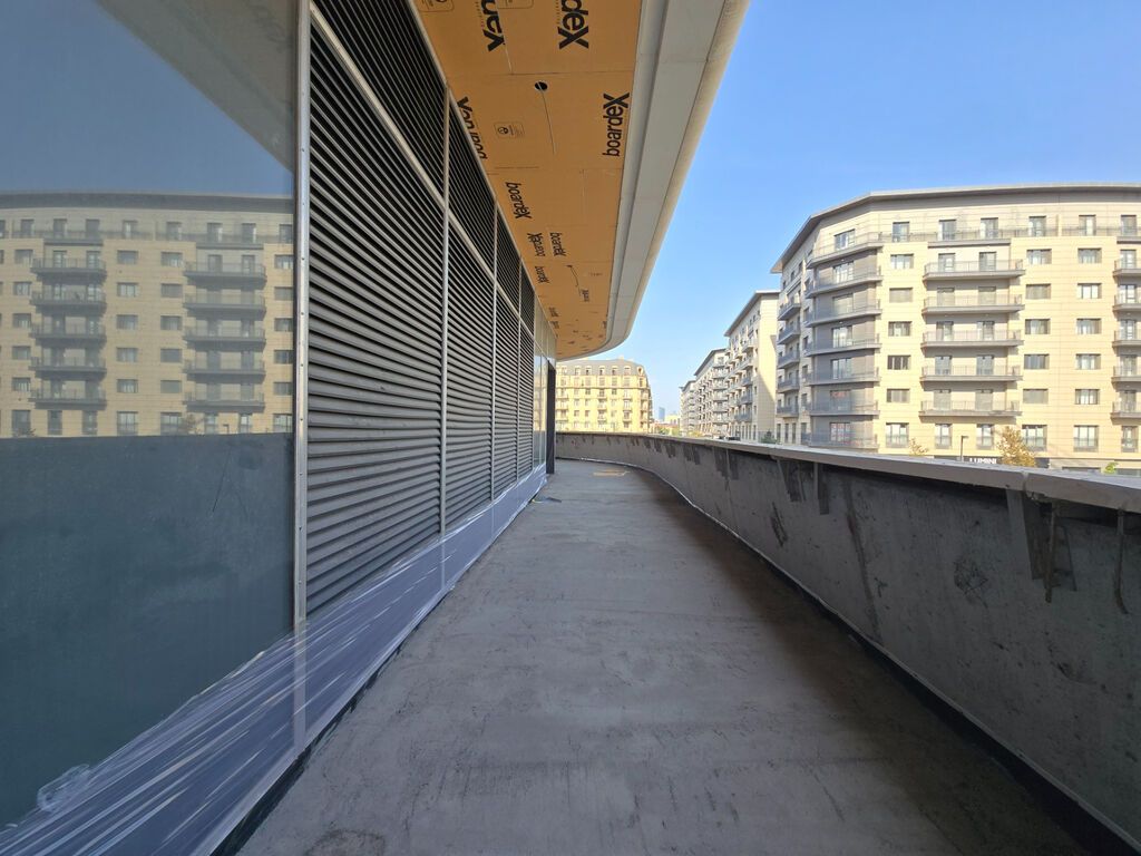 Ağ şəhərin mərkəzində premium kompleksin birinci xəttində, əsas yola