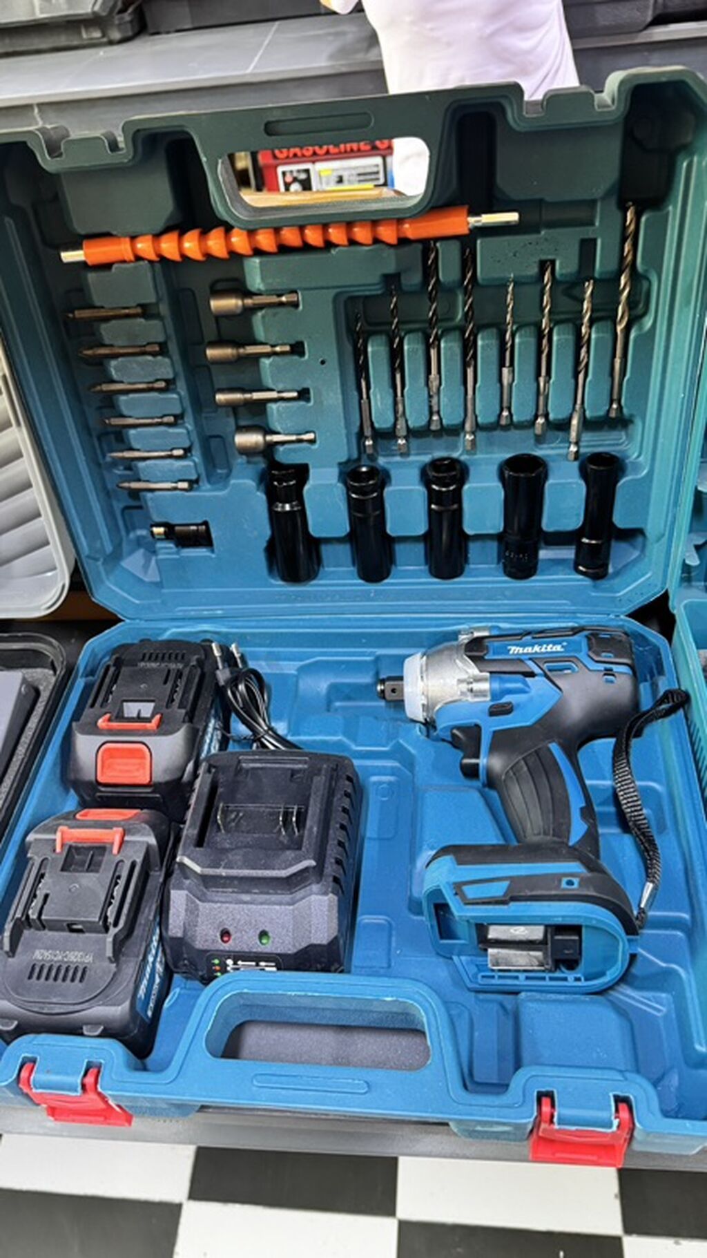 Аккумуляторный ударный гайковерт Makita в чемодане с комплектом: фото 2
