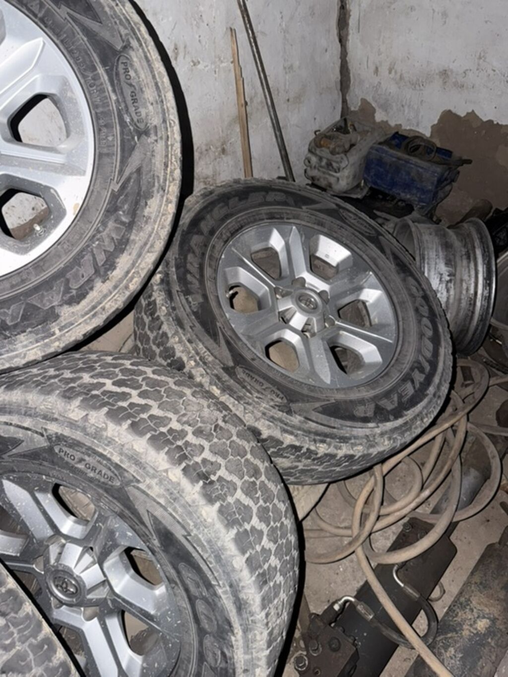 Комплект автомобильных колес с дисками на Toyota 4Runner - Литые: фото 2