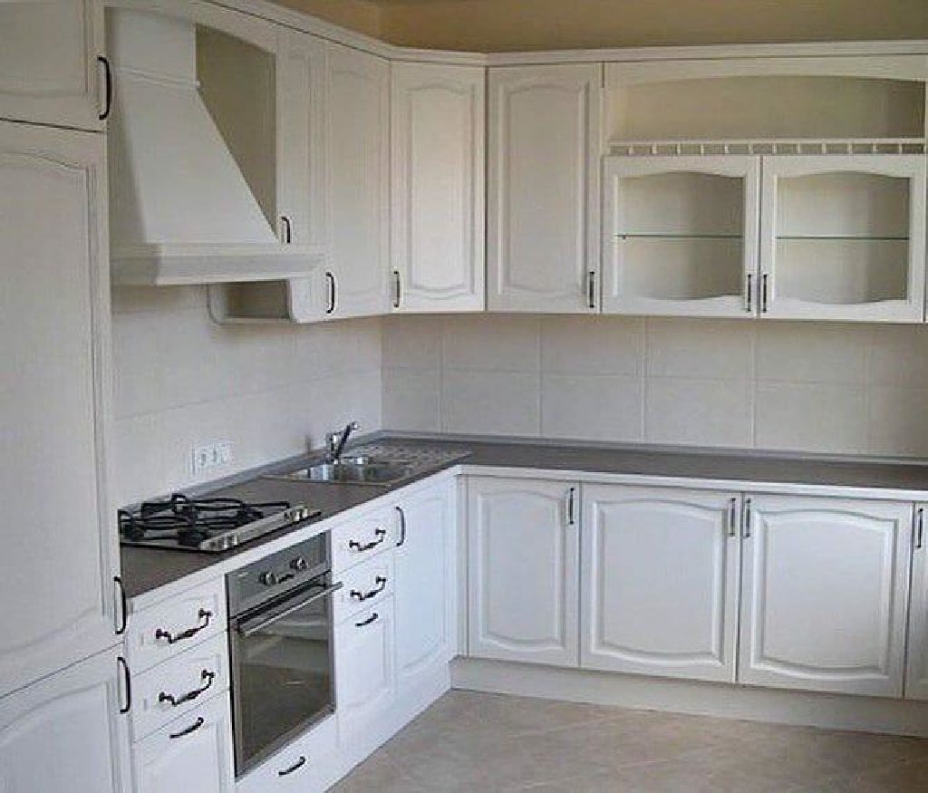 Белая кухня с фрезеровкой