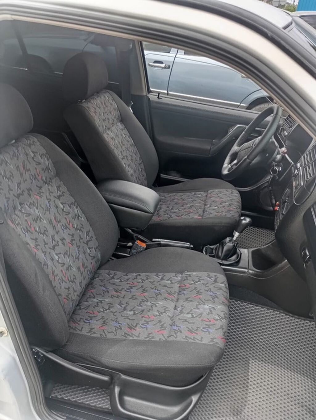 Volkswagen Vento: 1993 г., Механика, Газ, Седан: фото 4