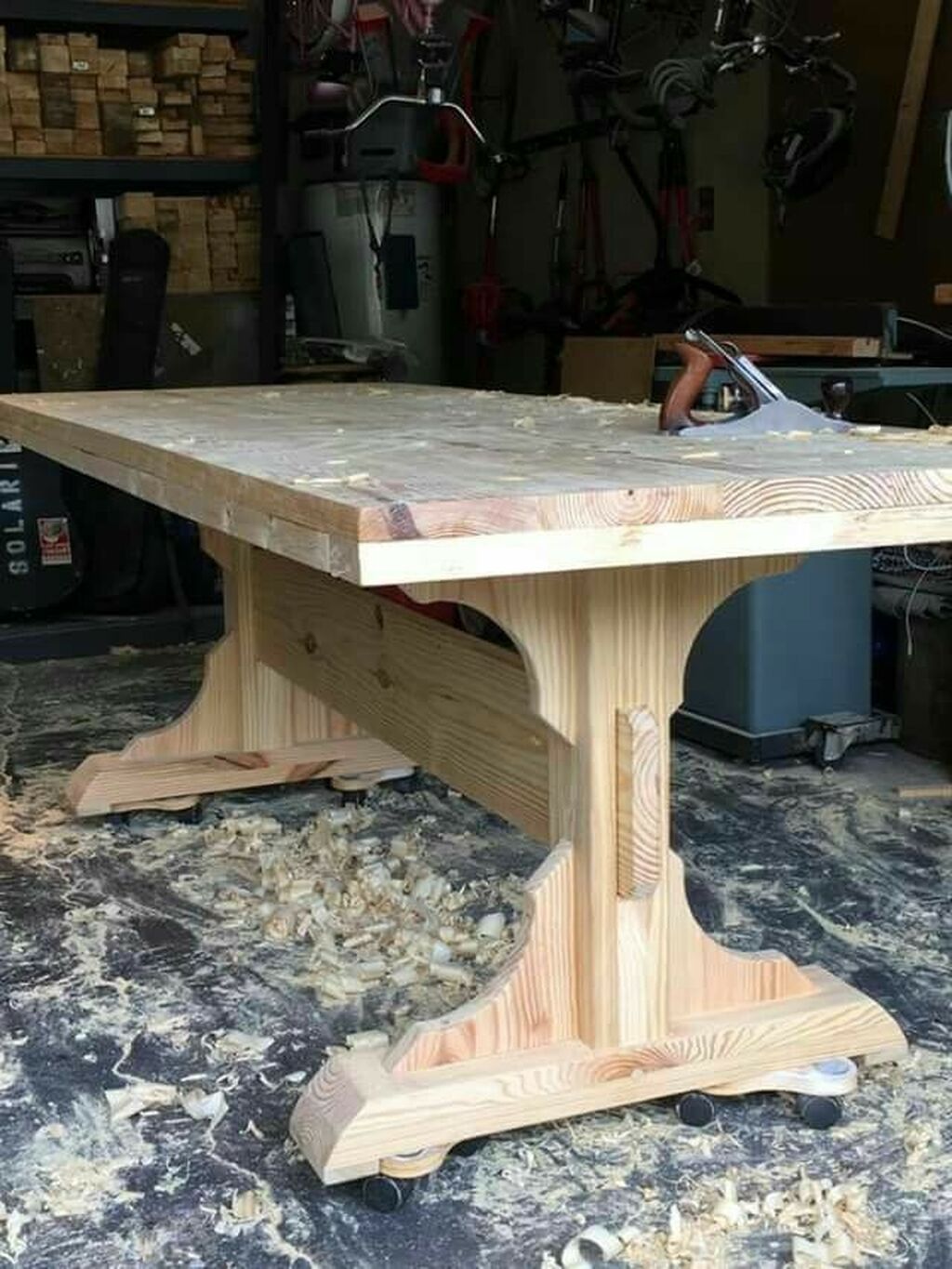 Самодельный деревянный стол