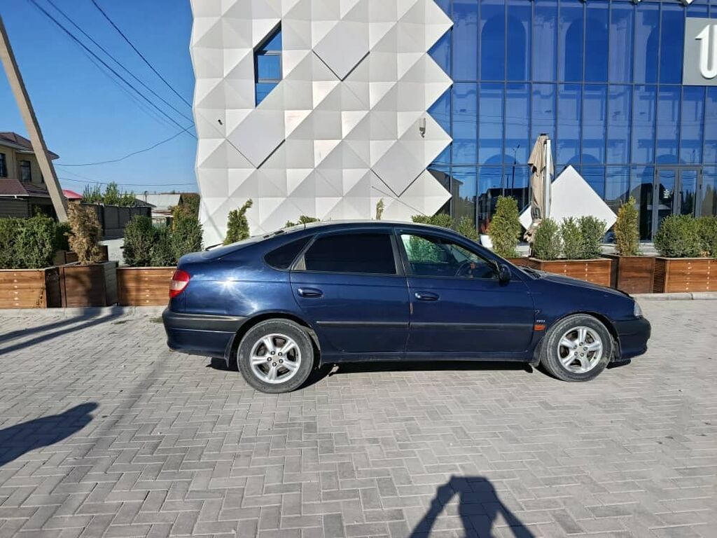 Toyota Avensis: 2001 г., 1.8 л, Автомат, Бензин, Лифтбек: фото 2