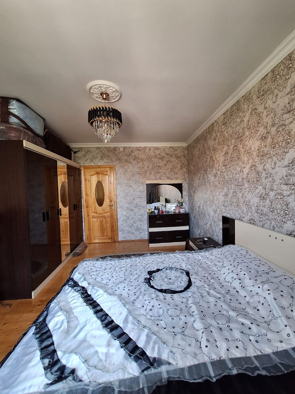 Bakı, Bakıxanov qəs., 4 otaqlı, Köhnə tikili, m. Neftçilər, 72 kv. m