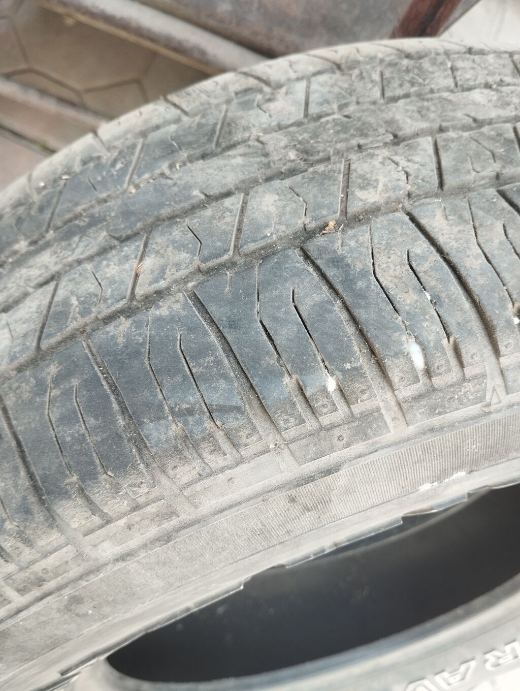 Шина Maxxis Bravo H/T 750 состояние хорошее вроде без дырок а так: фото 2