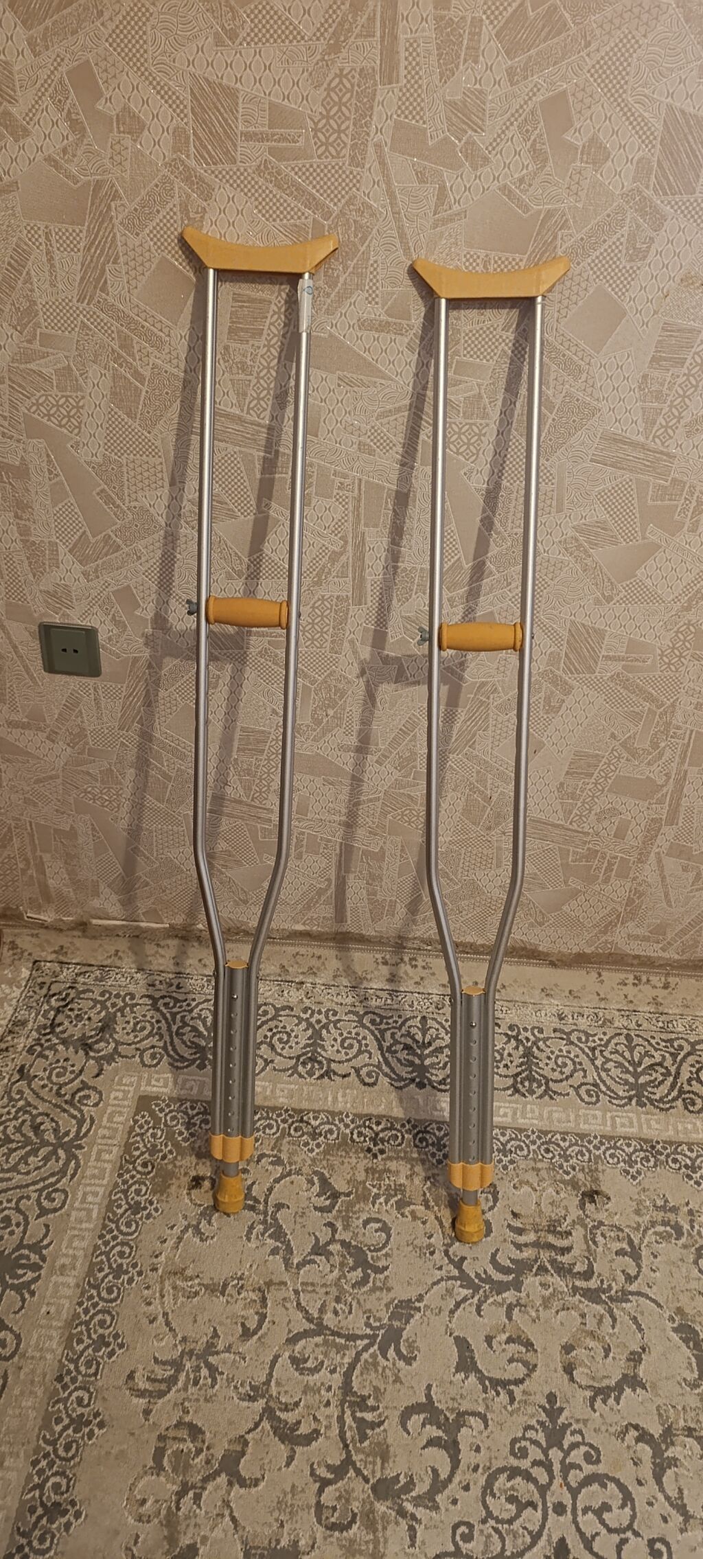 Tənzimlənən qoltuqaltı qoltuq dəyəkləri (1 cüt). Yüngül metal