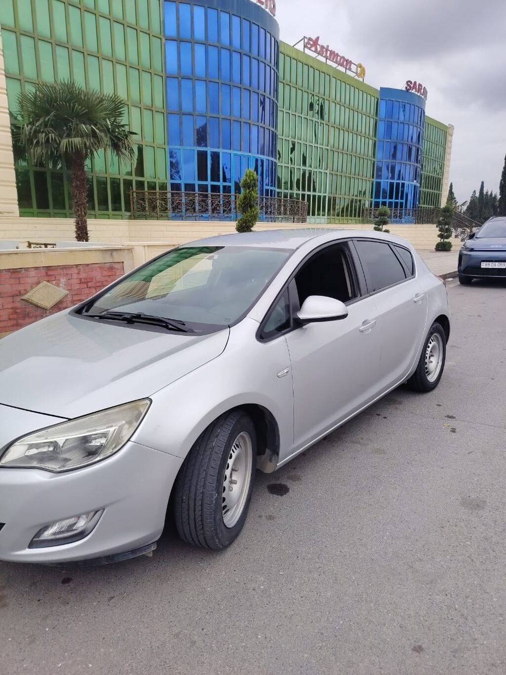 Opel Astra hatchback – gümüşü rəng Kuzov: 5 qapılı hatchback Mühərrik