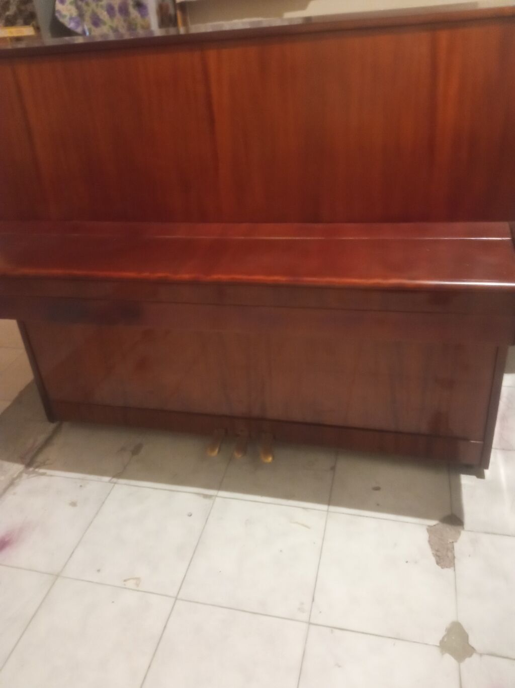 Klassik üslubda, şərq çalarları ilə bəzədilmiş akustik piano. -