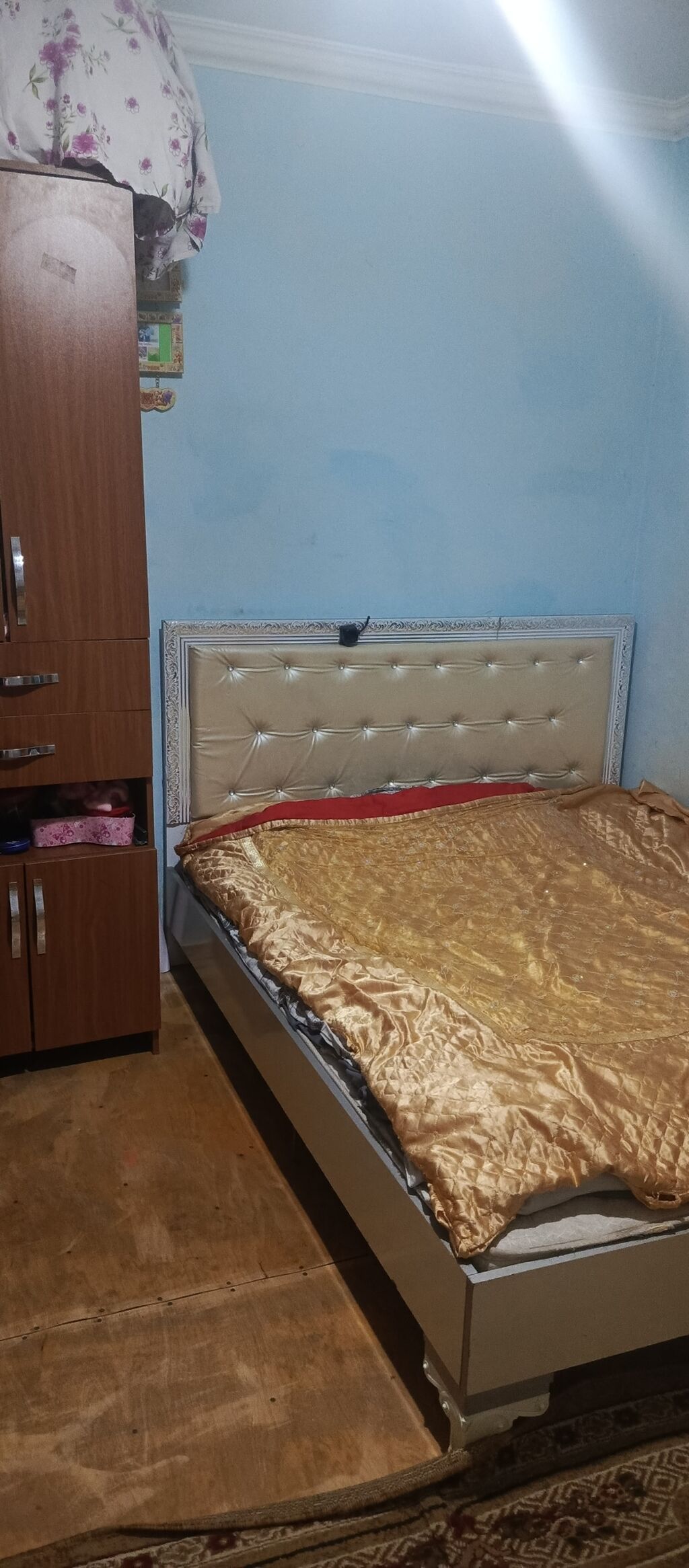 Tələbə qizlara əşyalı kirayə verilir univermaga yaxın məsafədə bina