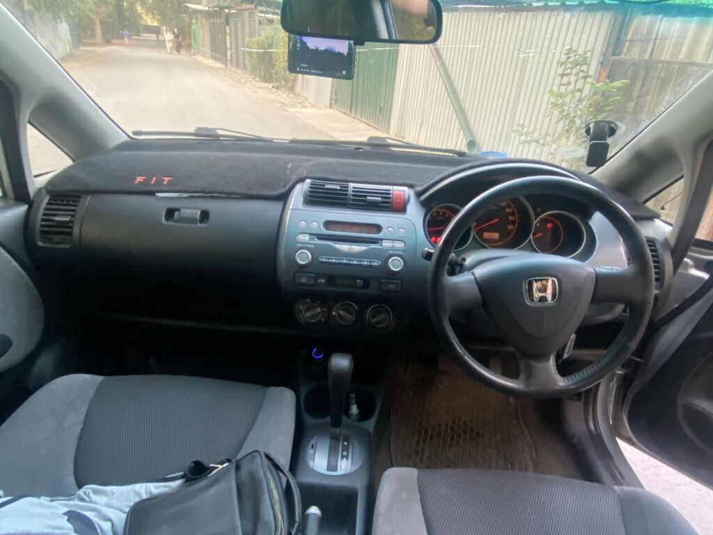 Honda Fit: 2001 г., 1.3 л, Автомат, Хэтчбэк: фото 3