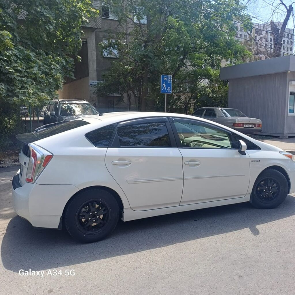 Toyota Prius: 2012 г., 1.8 л, Автомат, Гибрид, Хэтчбэк: фото 3