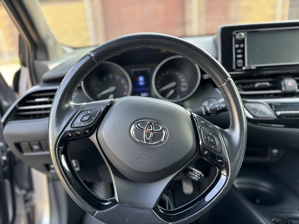 Toyota C-HR: 2018 г., 2 л, Автомат, Бензин, Кроссовер: фото 8