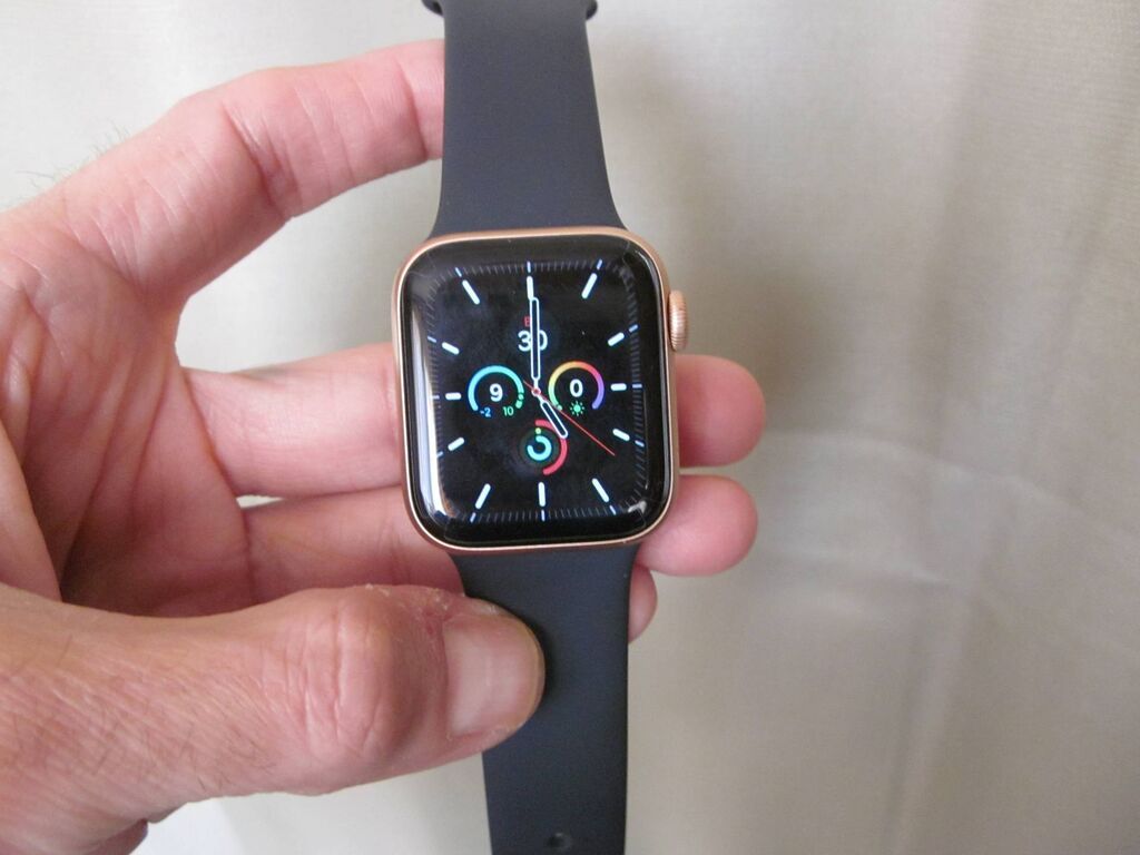 Apple Watch Series 5 40mm Gold Aluminum Case with Sport Band 3D модель -  Электроника на Hum3D