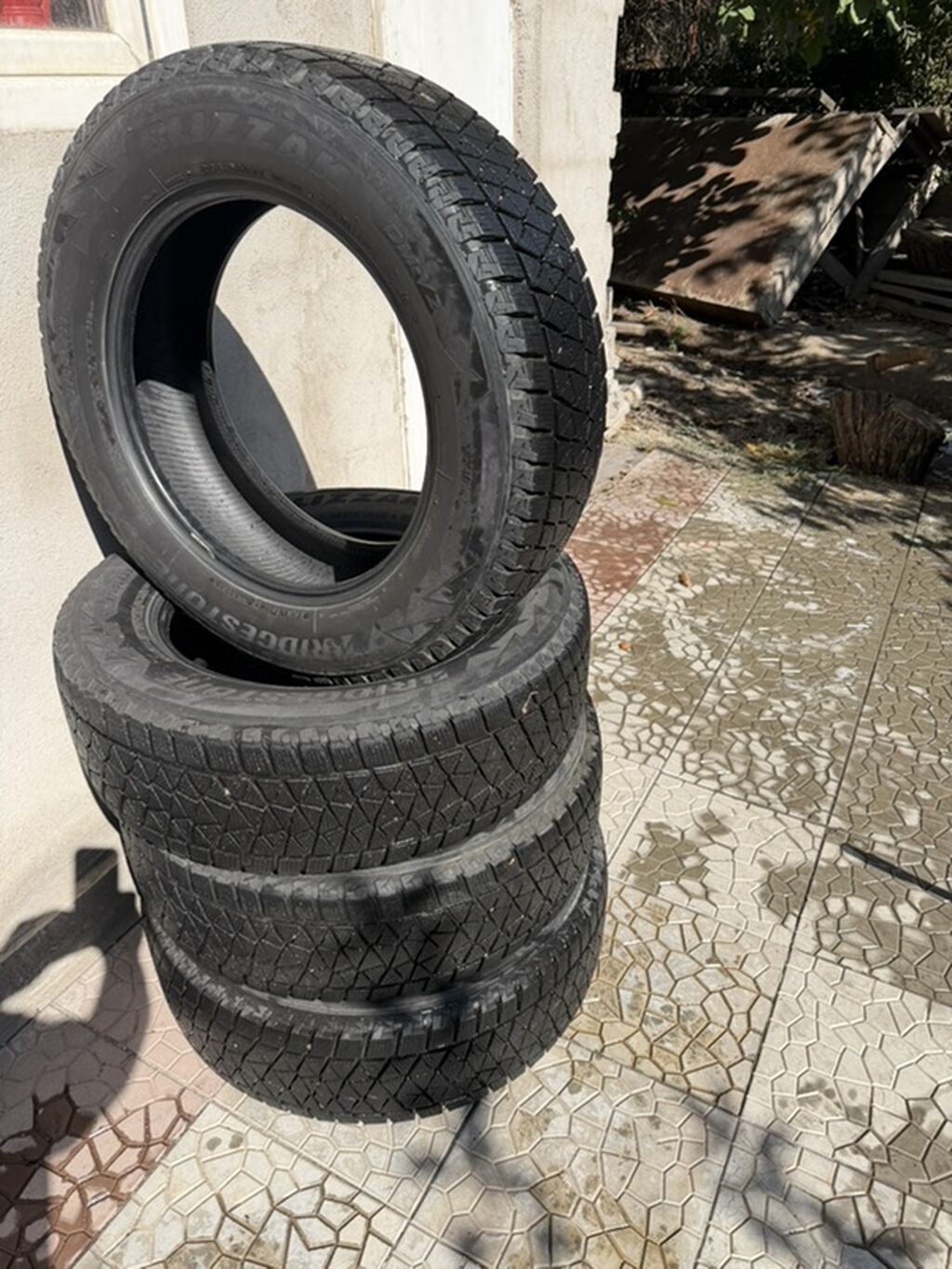 Зимние шины Bridgestone Blizzak 225/65/17 Почти новые - Комплект из 4: фото 1