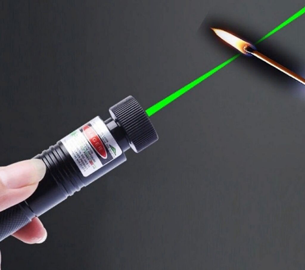 Мощный лазер. Лазерная указка Green Laser Pointer зеленый Луч. Зелёная лазерная указка 303 5000mw. Мощная лазерная указка 2000mw. Лазер указка 2000 MW.