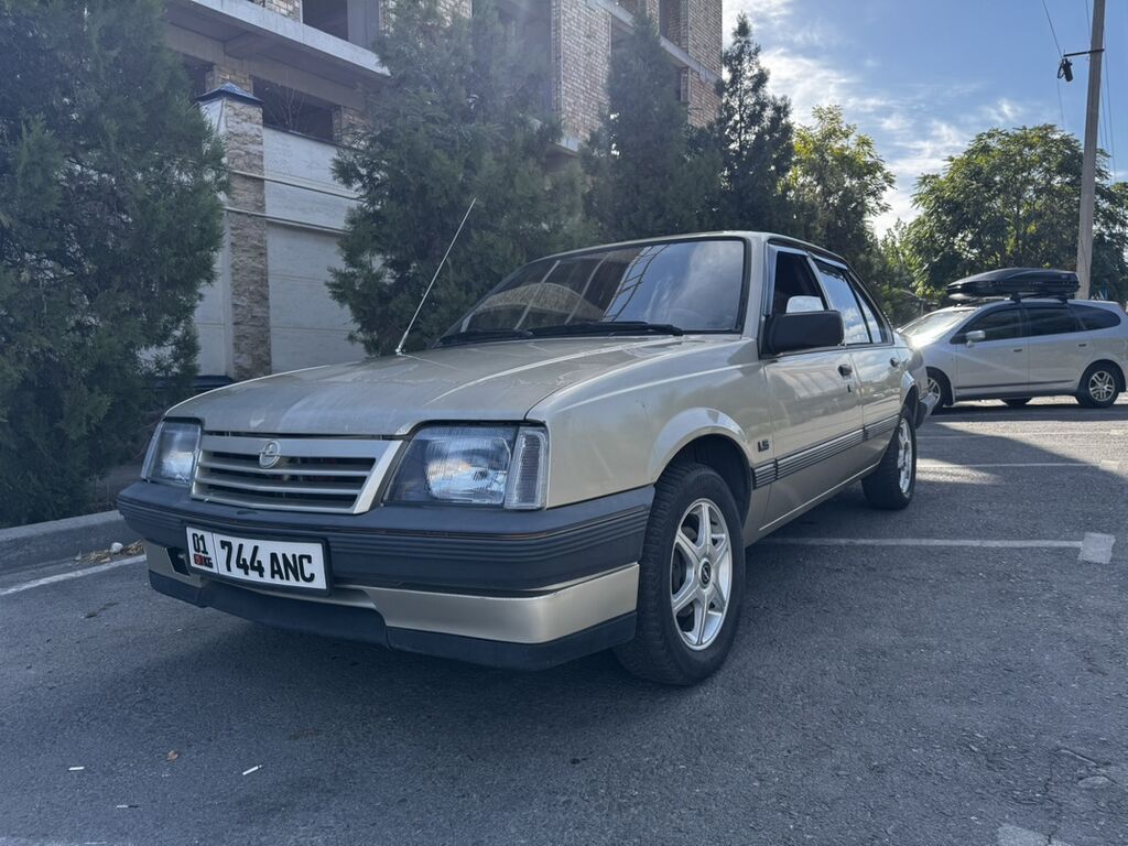 Opel Ascona: 1987 г., 1.6 л, Механика, Бензин, Седан: фото 2