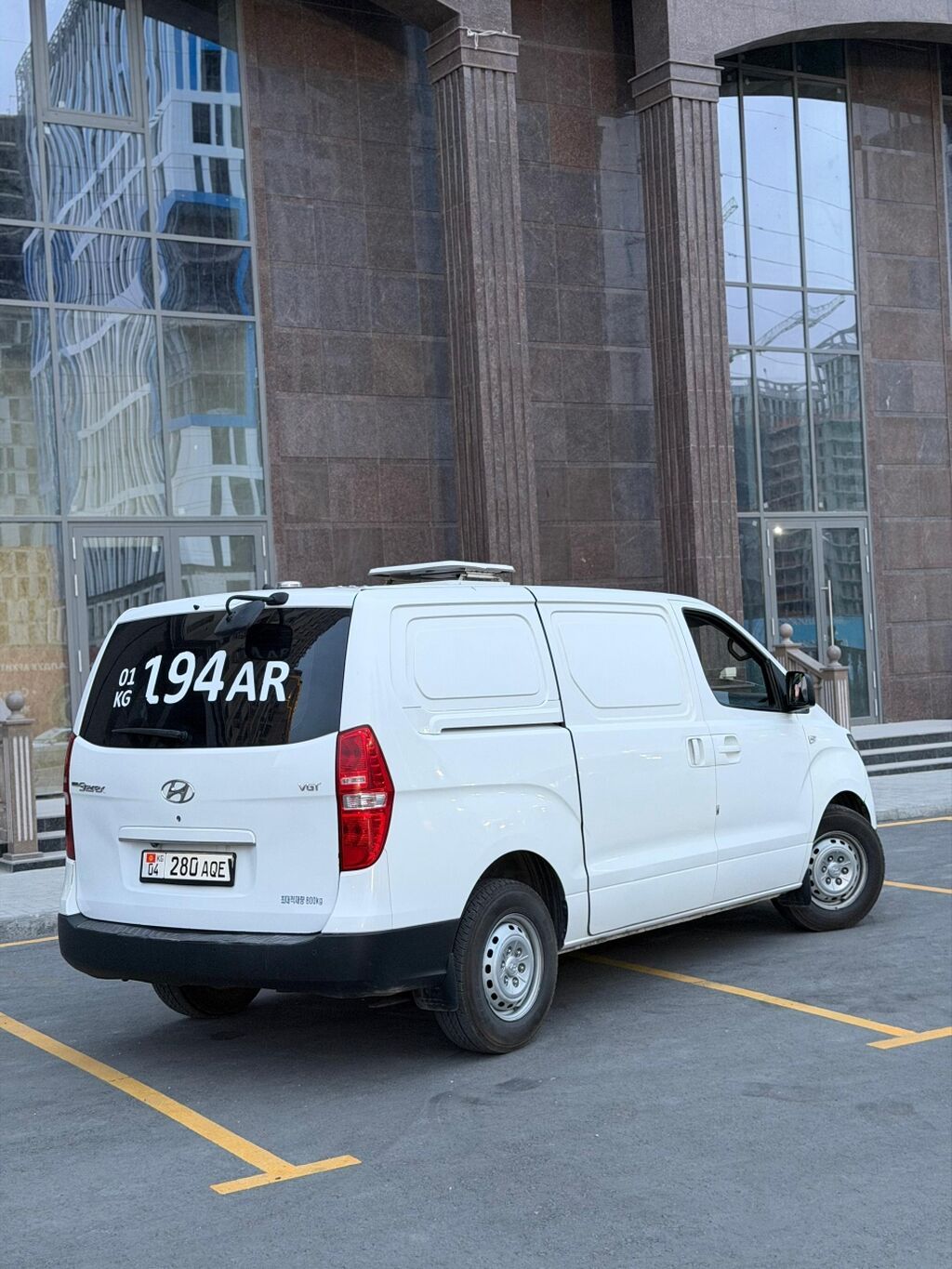 Hyundai Starex: 2018 г., 2.5 л, Автомат, Дизель, Фургон — фото 2