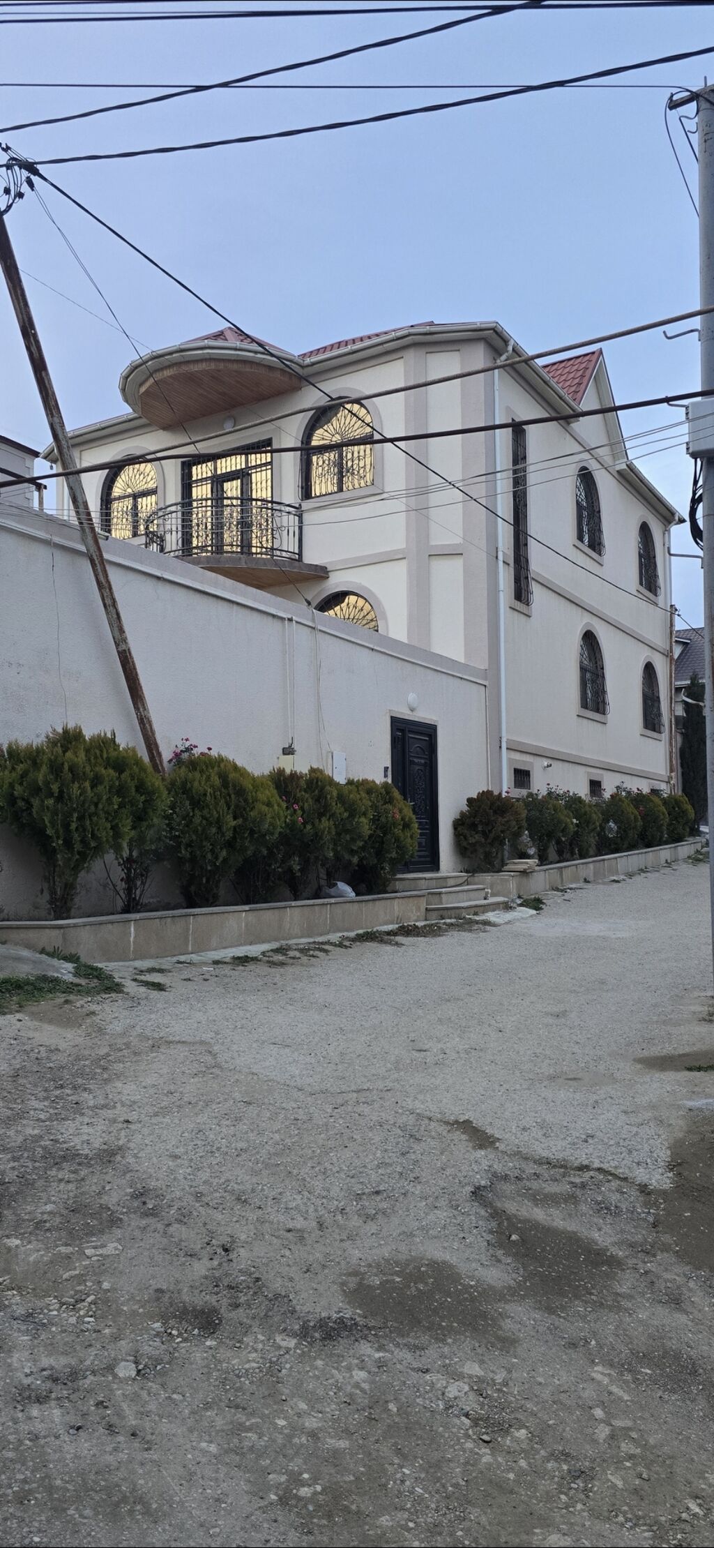 Satılır – geniş həyət evi - Üç mərtəbəli, mansardlı mülk. - Fasadda