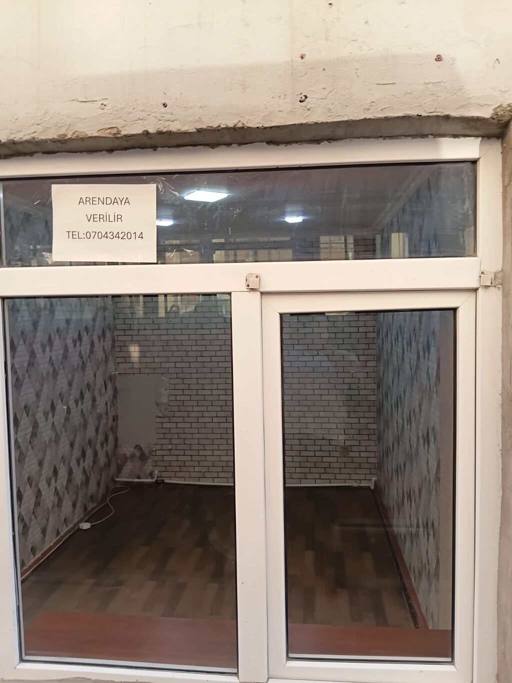 Arendaya verilir – kiçik vitrinli sahə - Şüşəbəndli girişli, PVC