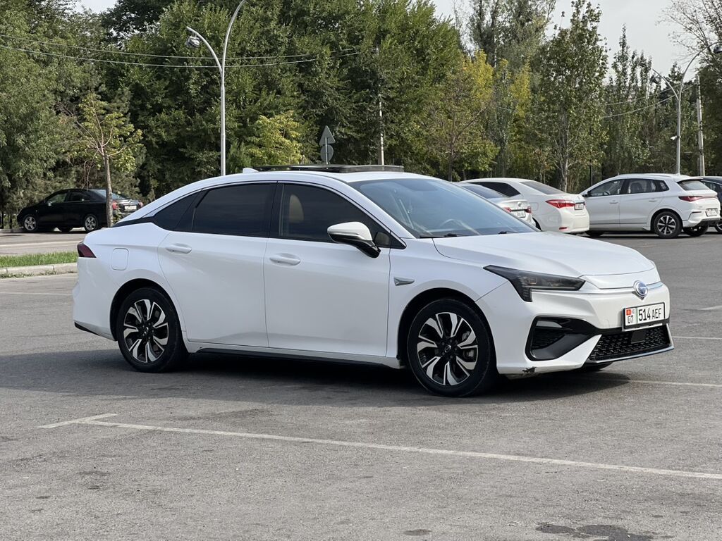 GAC Aion S — запас хода 460 км полностью электрический седан в белом: фото 5