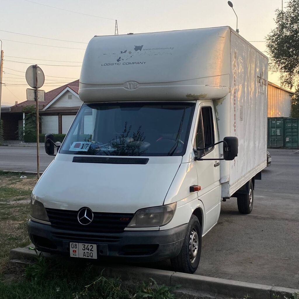 Мерседес спринтер будка. Sprinter с будкой Mercedes. Фургон Спринтер с будкой. Обтекатели на кабину Спринтер с будкой 2005 год.