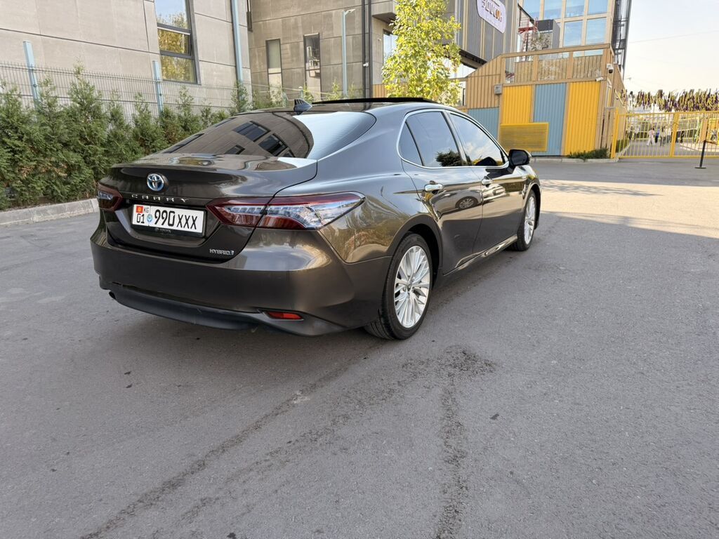 Toyota Camry: 2020 г., 2.5 л, Автомат, Гибрид, Седан: фото 3