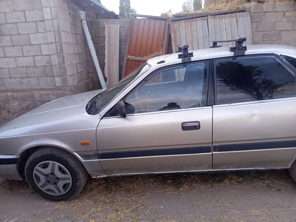 Mazda 626: 1989 г., 0.2 л, Механика, Бензин, Седан: фото 3