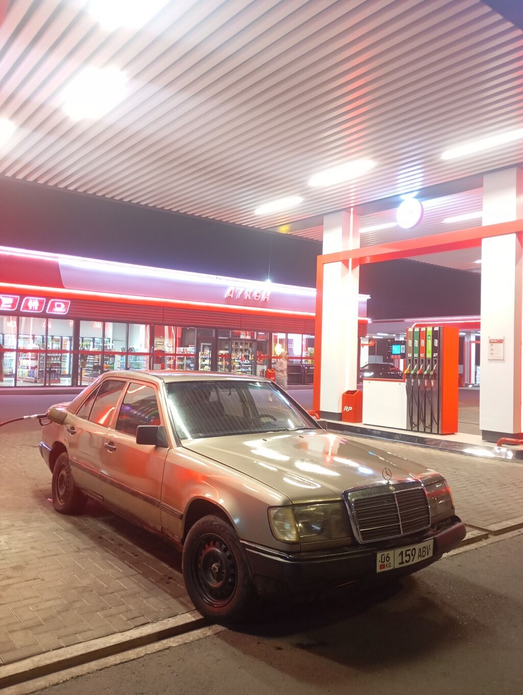 Mercedes-Benz W124: 1988 г., 2.3 л, Механика, Бензин, Седан: фото 2