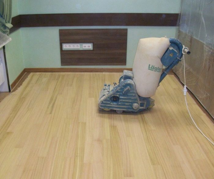 Циклевка деревянных полов. Циклевка пола что это. Циклевка деревянного пола. Циклевка паркета. Циклевка пола что это.