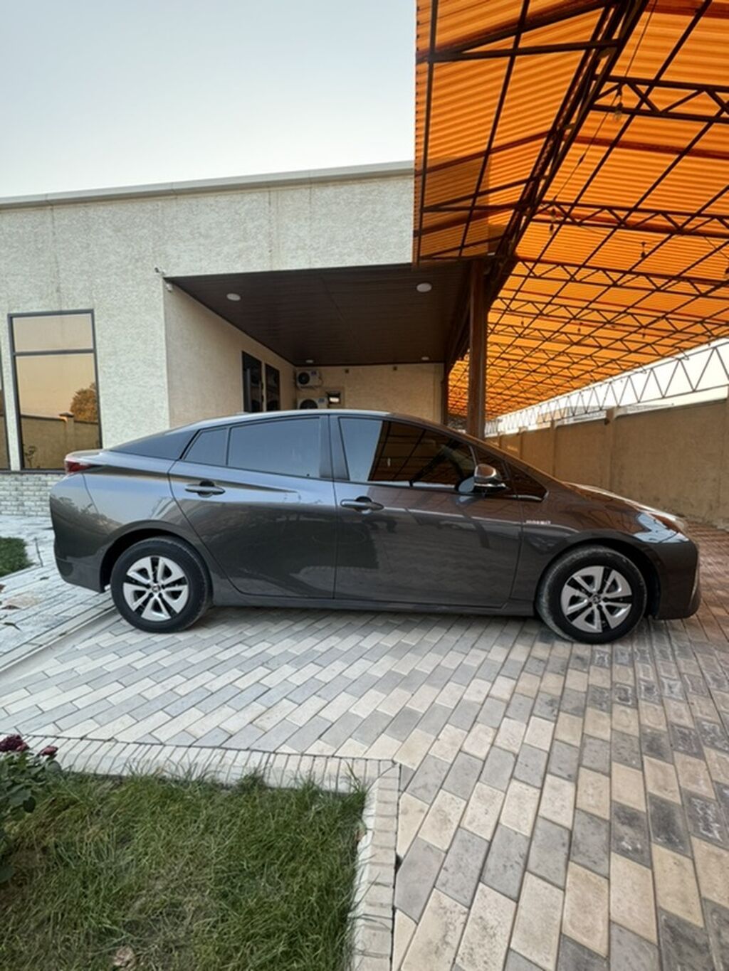 Toyota Prius: 2018 г., Вариатор, Гибрид, Лифтбек: фото 2