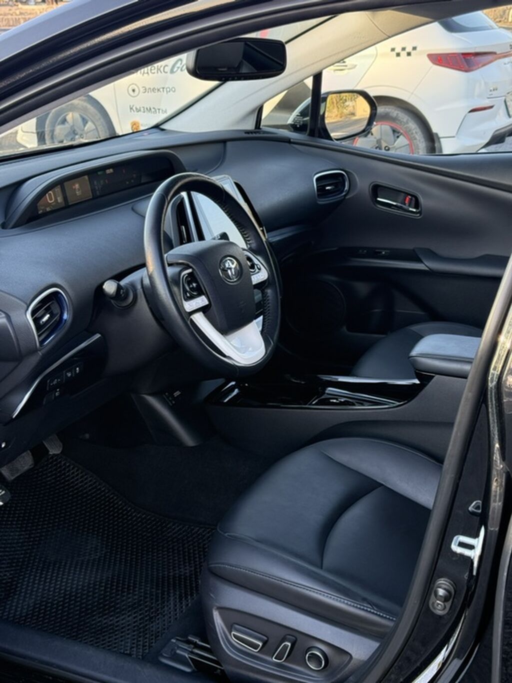 Toyota Prius: 2017 г., 1.8 л, Вариатор, Гибрид, Хэтчбэк: фото 5